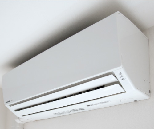 全住戸に最新型冷暖房エアコン